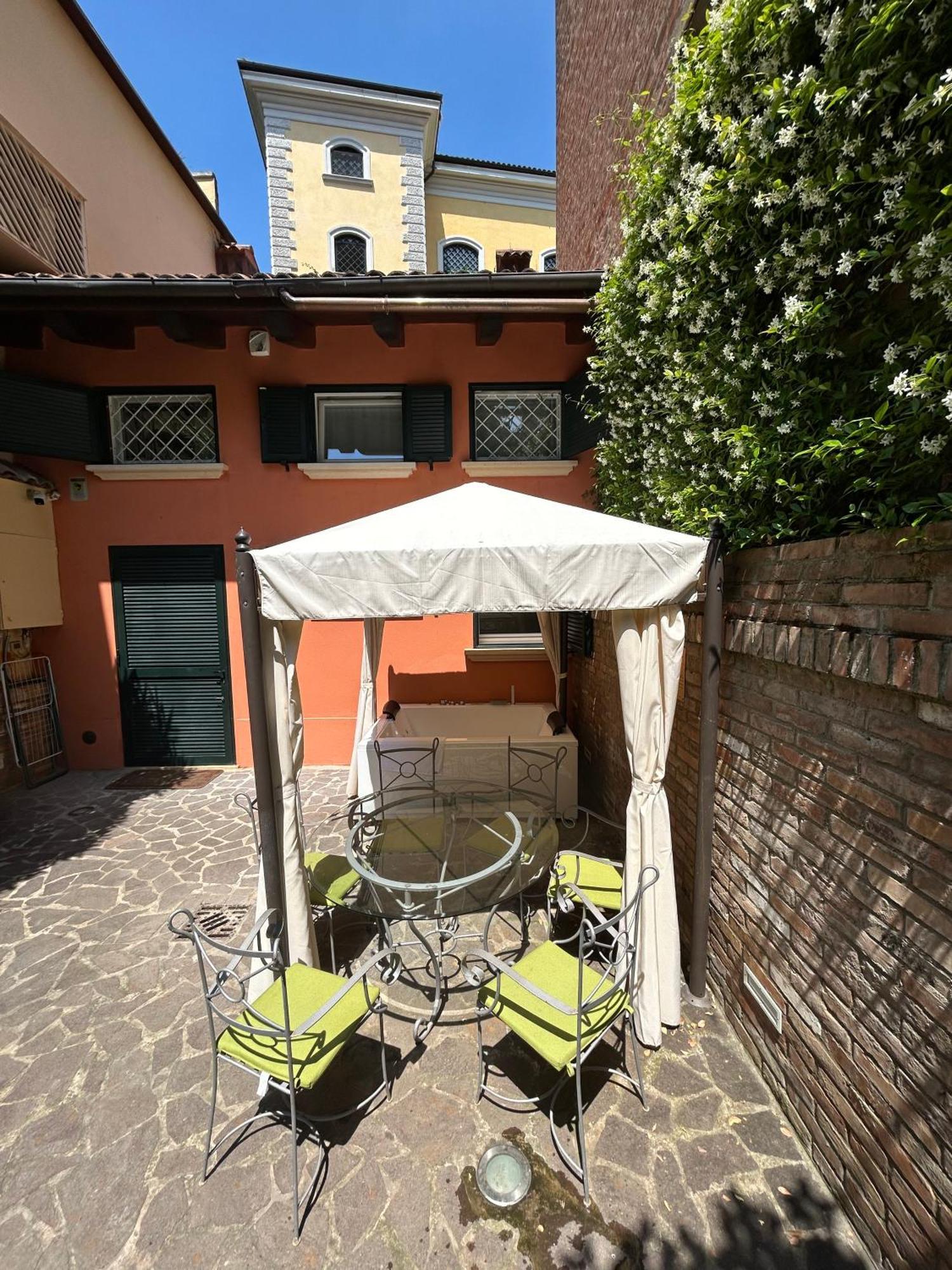 Isaia Garden -Private Garden Spa Bath Bolognarooms ภายนอก รูปภาพ